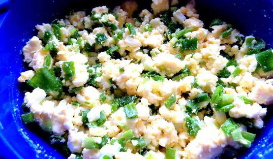 дрожжевые блины с луково-сырной начинкой