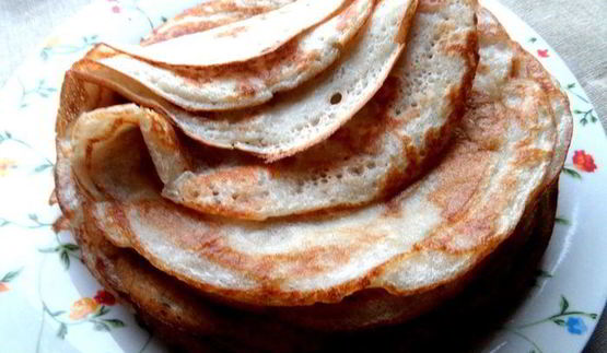 дрожжевые блины с луково-сырной начинкой