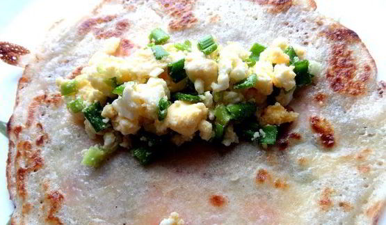 дрожжевые блины с луково-сырной начинкой