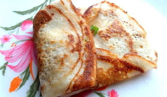 дрожжевые блины с луково-сырной начинкой