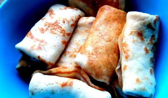 дрожжевые блины с луково-сырной начинкой