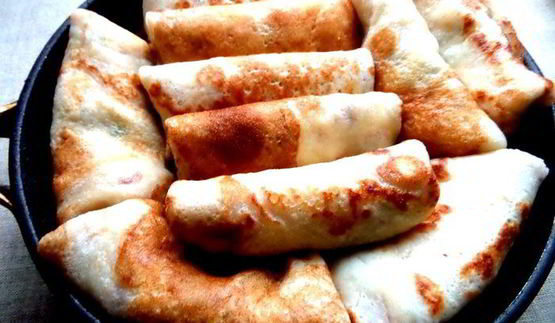 дрожжевые блины с луково-сырной начинкой