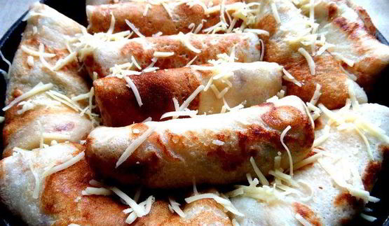 дрожжевые блины с луково-сырной начинкой