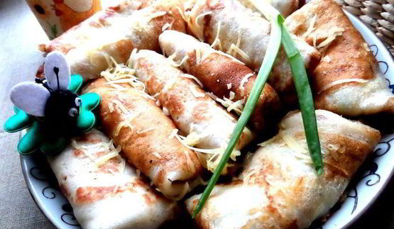 дрожжевые блины с луково-сырной начинкой