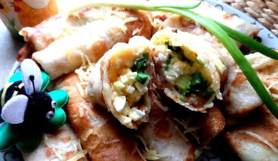 дрожжевые блины с луково-сырной начинкой