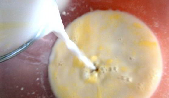 дрожжевые блины с луково-сырной начинкой