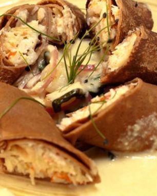 Каштановые блины с крабовым муссом и соусом из шампанского