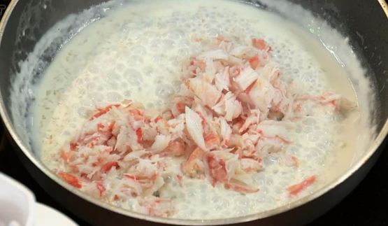 каштановые блины с крабовым муссом и соусом из шампанского