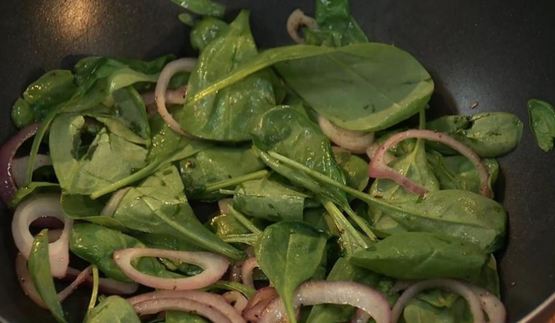 каштановые блины с крабовым муссом и соусом из шампанского