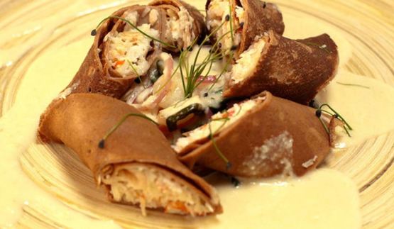 каштановые блины с крабовым муссом и соусом из шампанского