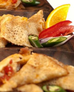 Кокосовые блинчики с острым манговым чатни