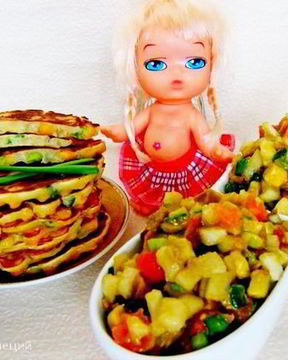 Кукурузные блинчики с сальсой из груши и авокадо