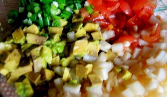 кукурузные блинчики с сальсой из груши и авокадо