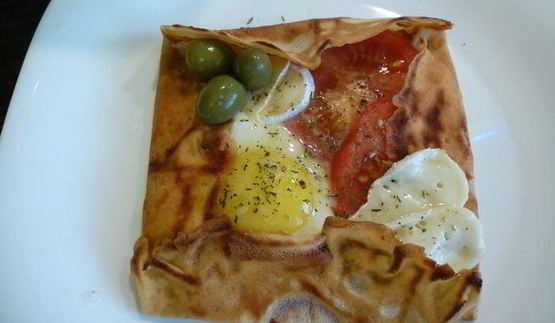 мужской завтрак в пивном блинчике