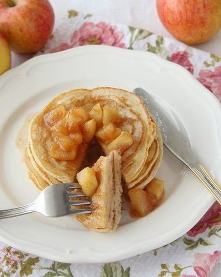 Рецепт овсяных панкейков с яблочным топпингом