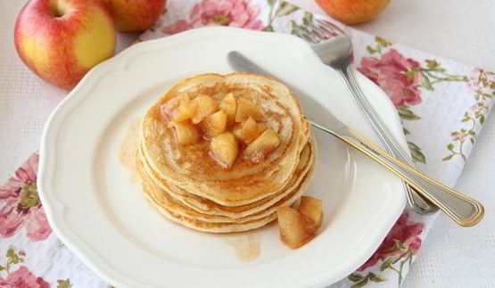 овсяные панкейки с яблочным топпингом