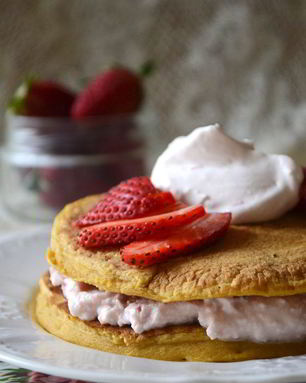 Панкейки из бататы с творожно-клубничным муссом