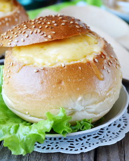 Рецепт булочек, фаршированных омлетом, на завтрак