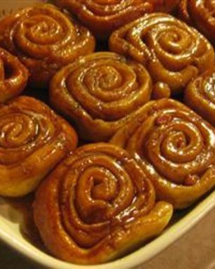 Булочки с корицей и карамельным соусом