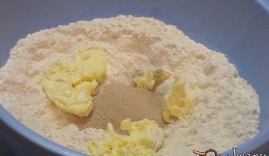 булочки с начинкой из чернослива и яблок