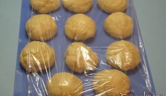 булочки с начинкой из чернослива и яблок