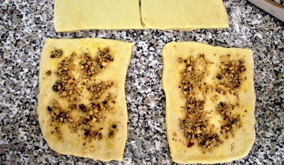 булочки с орехами из дрожжевого теста