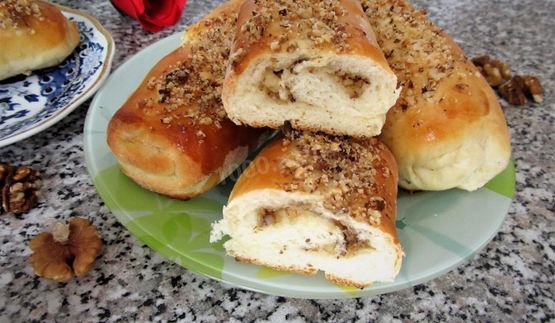 булочки с орехами из дрожжевого теста