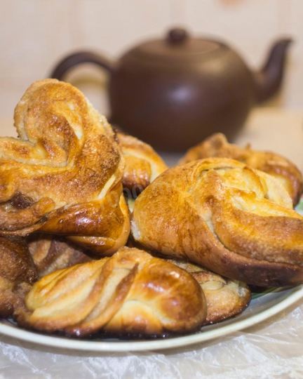 Рецепт булочек с сахаром из дрожжевого теста с корицей