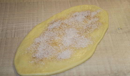 булочки с сахаром из дрожжевого теста с корицей