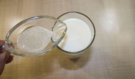 булочки с сахаром из дрожжевого теста с корицей