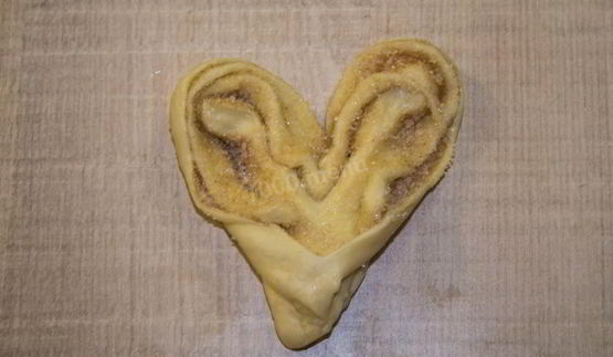 булочки с сахаром из дрожжевого теста с корицей