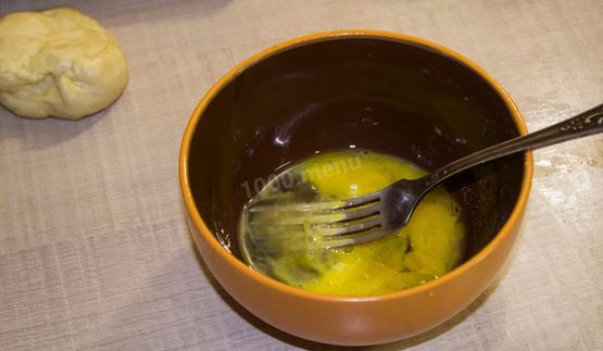 булочки с сахаром из дрожжевого теста с корицей