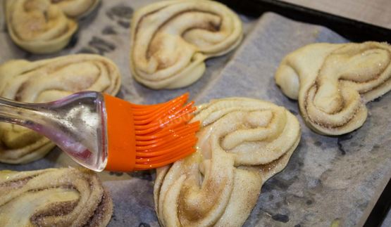 булочки с сахаром из дрожжевого теста с корицей