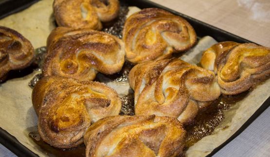 булочки с сахаром из дрожжевого теста с корицей