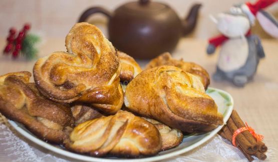 булочки с сахаром из дрожжевого теста с корицей
