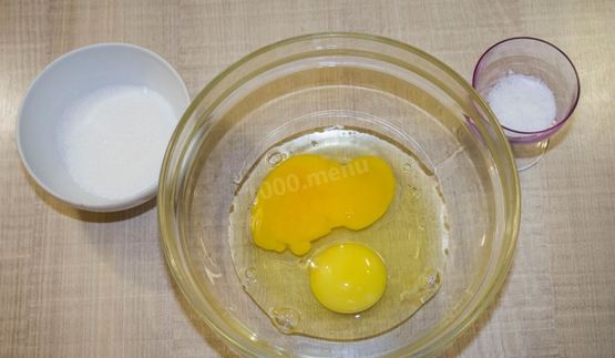 булочки с сахаром из дрожжевого теста с корицей