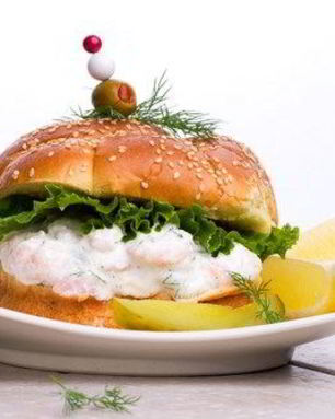 Булочки с салатом и креветками