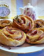 Булочки-улитки с ветчиной, сыром и укропом