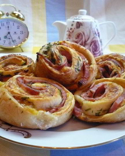 Рецепт булочек-улиток с ветчиной, сыром и укропом