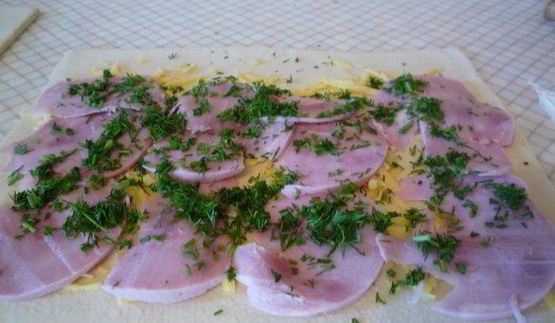 булочки-улитки с ветчиной, сыром и укропом