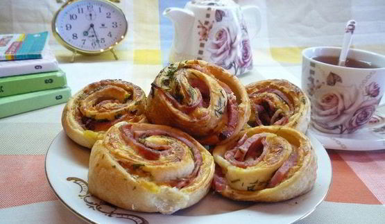 булочки-улитки с ветчиной, сыром и укропом