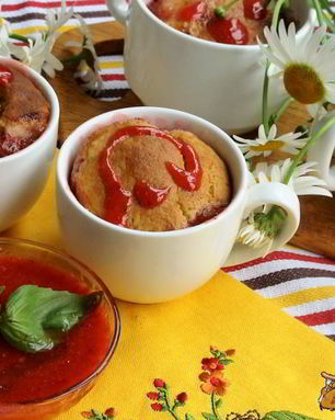 Булочки, запеченные в соусе из ревеня