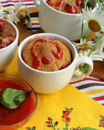 Рецепт булочек, запеченных в соусе из ревеня