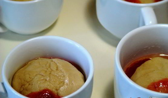 булочки, запеченные в соусе из ревеня