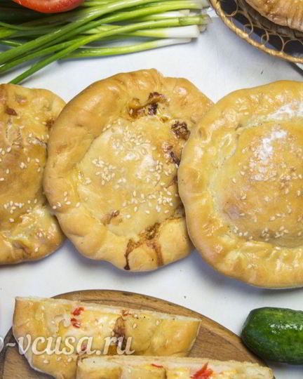 Рецепт дрожжевых булочек с колбасой и сыром