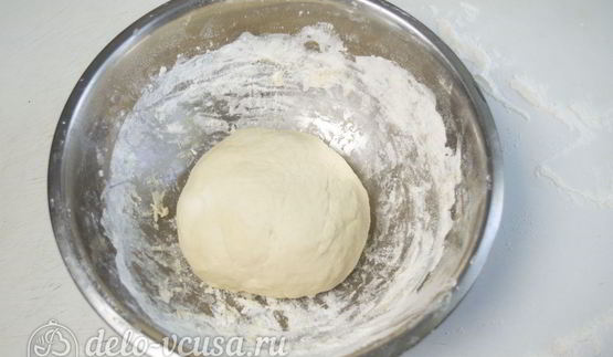 дрожжевые булочки с колбасой и сыром