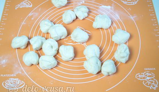 дрожжевые булочки с колбасой и сыром