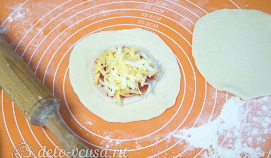 дрожжевые булочки с колбасой и сыром