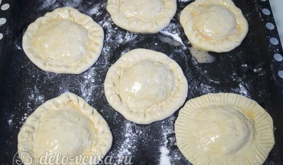 дрожжевые булочки с колбасой и сыром