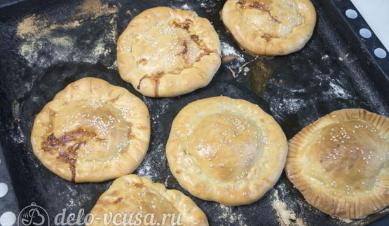 дрожжевые булочки с колбасой и сыром